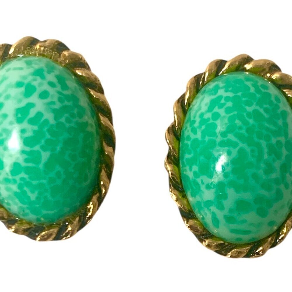 Clip On Earrings Peking Jade Cabochon Gold Tone Vintage